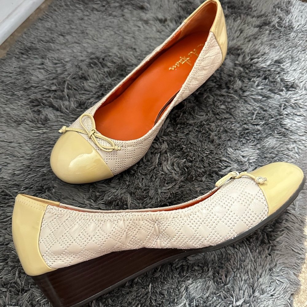 Cole Haan Air Tali Bow Tan Leather & Patent Cap-Toe
Wedge Pumps D33294 size 9